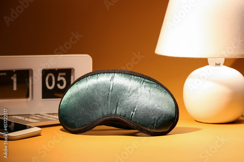 Sleeping mask and glowing l...