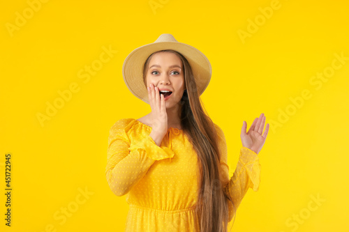 Surprised young woman on co...