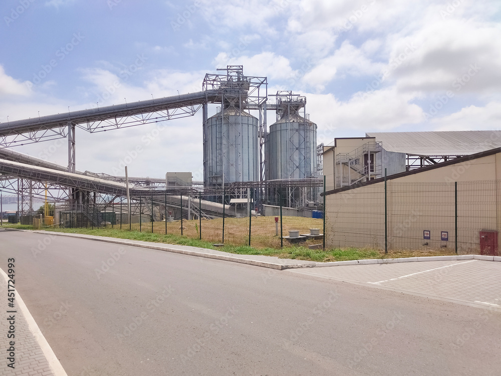 Obraz premium Loading corn for storage at a grain elevator