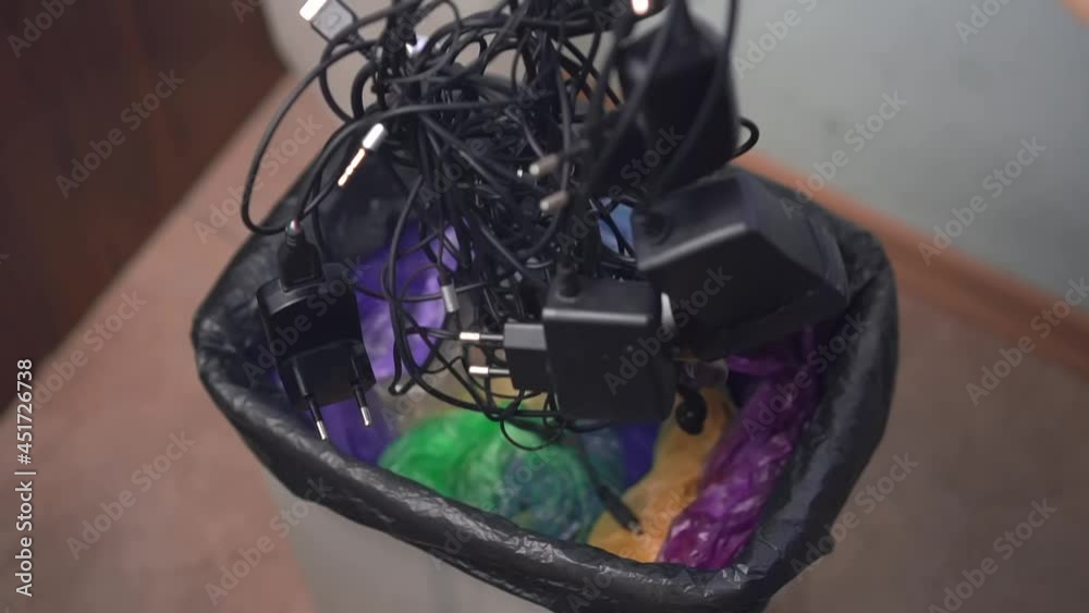 Vidéo Stock A woman throws broken wires in a regular trash bin