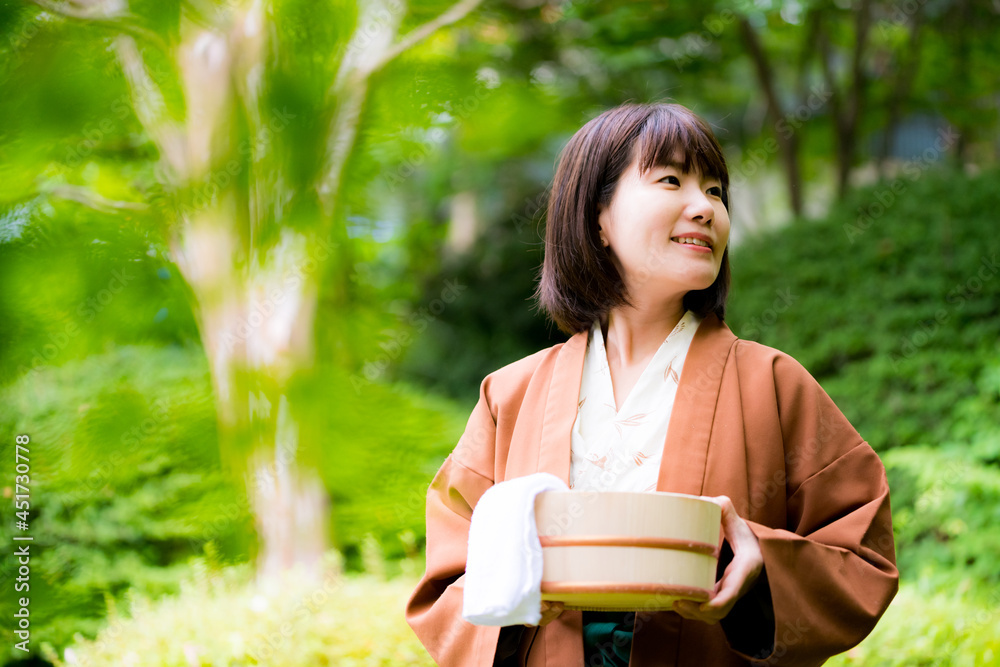 温泉旅行をする浴衣を着た女性 Stock Photo Adobe Stock