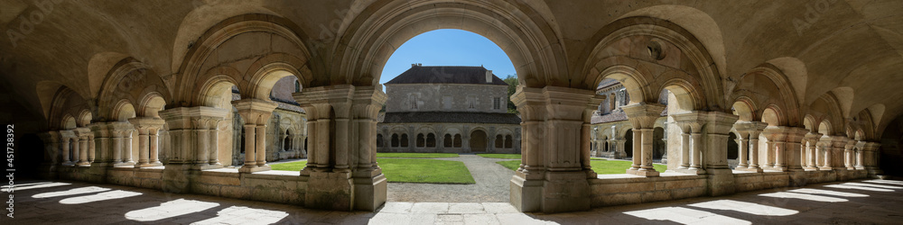 Obraz premium the archade of the fontenay abbey on the town of Montbard
