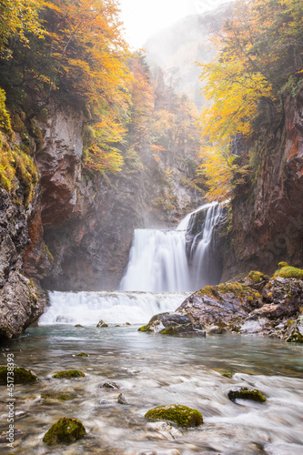 Fototapeta Naklejka Na Ścianę i Meble -  Autumn in Ordesa and Monte Perdido National Park, Spain