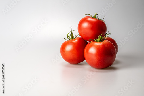 czerwone dojrzałe pomidory malinowe na jasnym białym tle