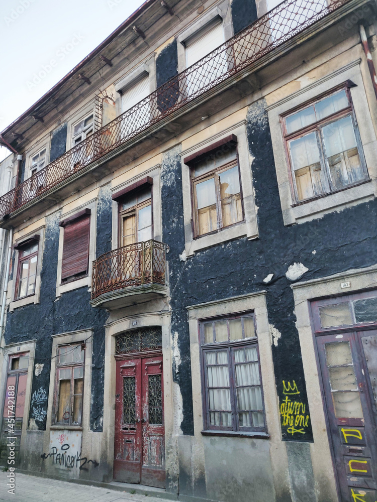 Obraz premium old houses in the old town of Porto, Portugal