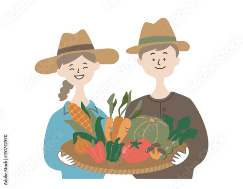 たくさんの野菜を持つ男女
