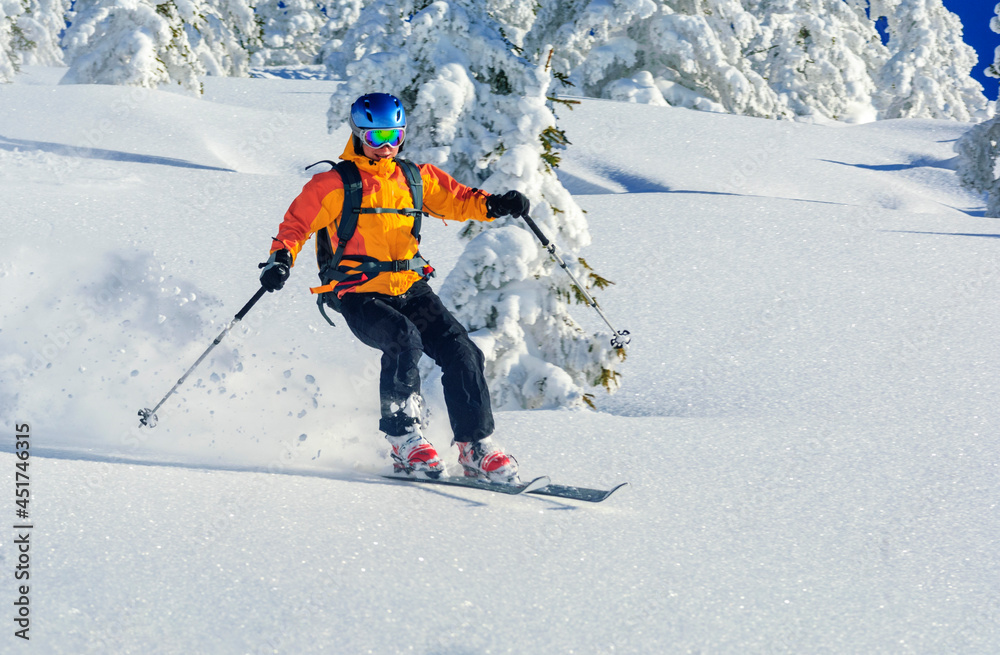 Freeriderin bei einer Abfahrt in herrlicher Winterlandschaft
