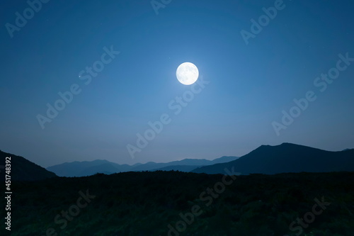 満月が知床半島の山並みを照らす