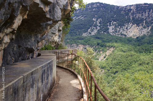 Chemin à Gourdon qui suite l'aqueduc en bordure du précipice. Le sentier est étroit et assez ancien avec des passages vertigineux 