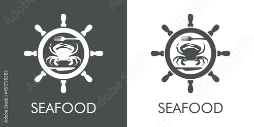 Logotipo con texto Seafood con silueta de timón de barco con cangrejo y tenedor y cuchillo en fondo gris y fondo blanco