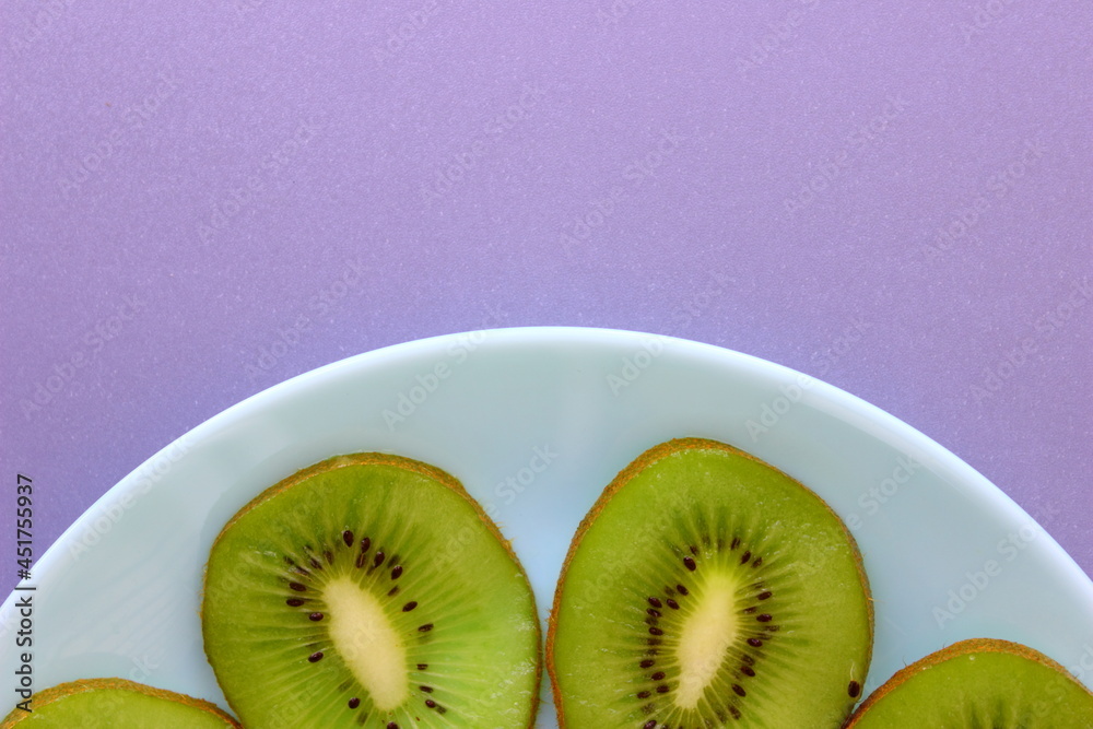 kiwi fruit on plate, sliced fruit