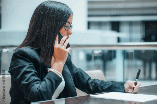Mujer llama por telefono a un cliente para establecer una comunicacion
