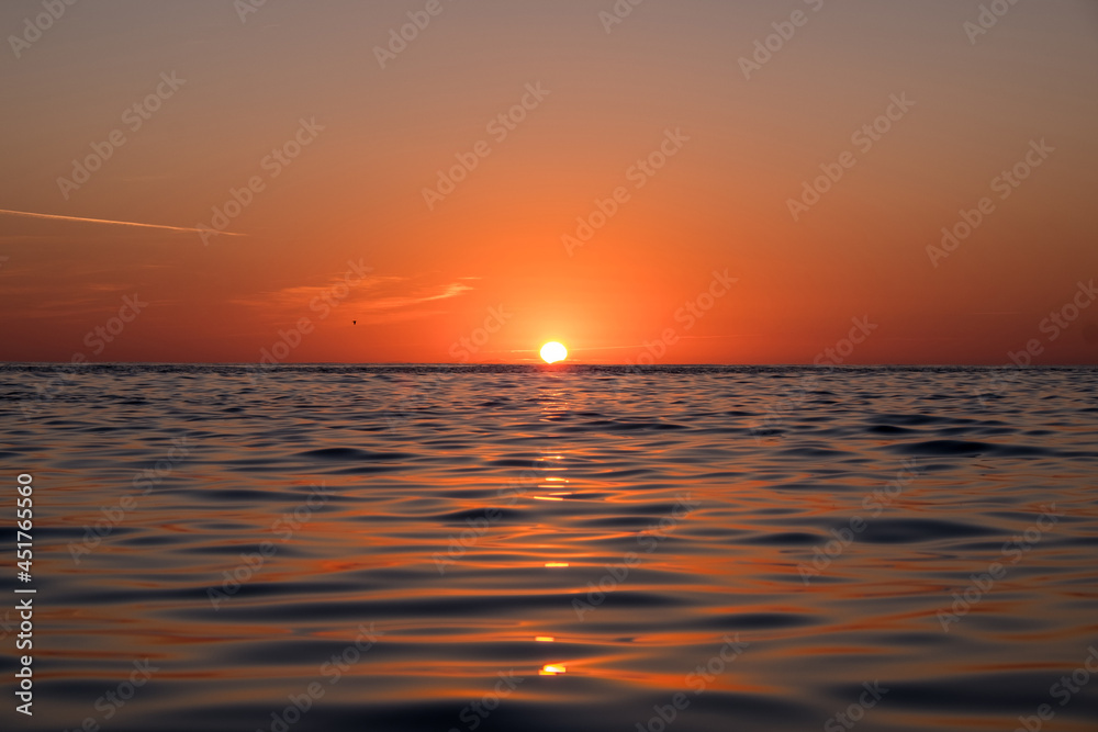 Tramonto sul mare tirreno visto dall'isola del giglio, località giglio Campasse sole sull'orizzonte