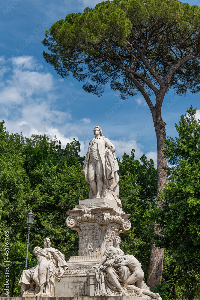  The Goethe monument is in Rome on Viale Goethe in the Villa Borghese . It was designed by the German sculptor Gustav Eberlein on behalf of Kaiser Wilhelm II 