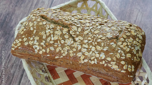 Una barra de pan hecha con cereales en primer plano
