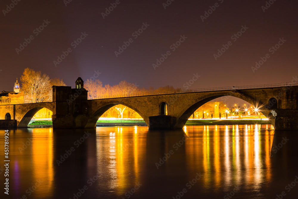 フランス　ライトアップされた夜のアヴィニョンのサン・ベネゼ橋