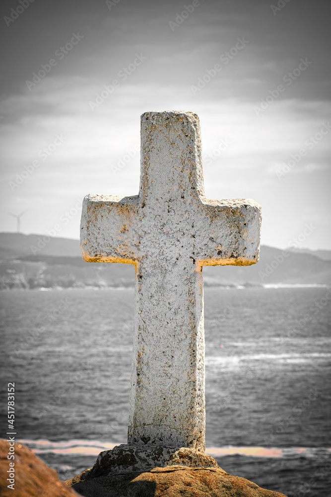 Cruz en O Roncudo costa da Morte, Galicia, España. Esta cruz esta en honor a los fallecidos en estas angostas costas con mucho oleaje. 