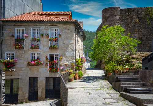 Bonita casa con fachada repleta de flores en sus ventanas, Ribadavia, Galicia. provincia de Orense, España.