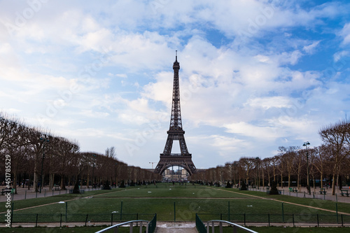 フランス　パリのシャン・ド・マルス公園から見えるエッフェル塔 © pespiero
