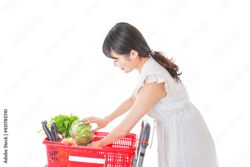 買い物をする若い主婦 買い物をする若い主婦
