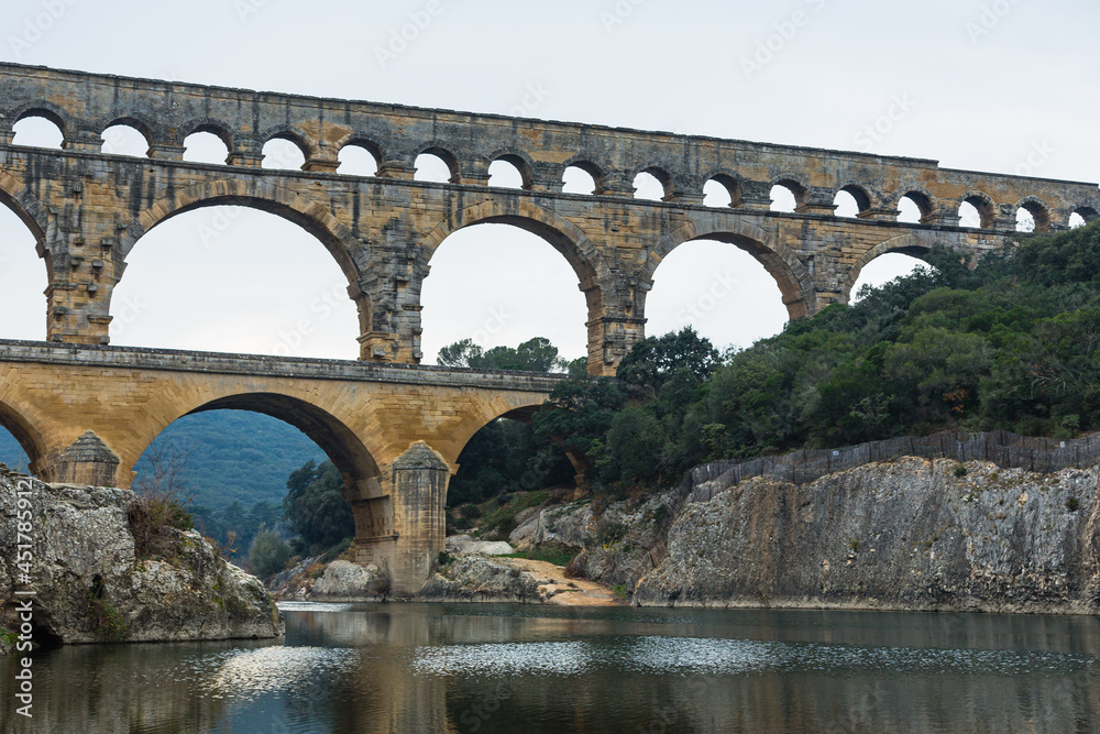 フランス　ガルドン川に架かる水道橋、ポン・デュ・ガール