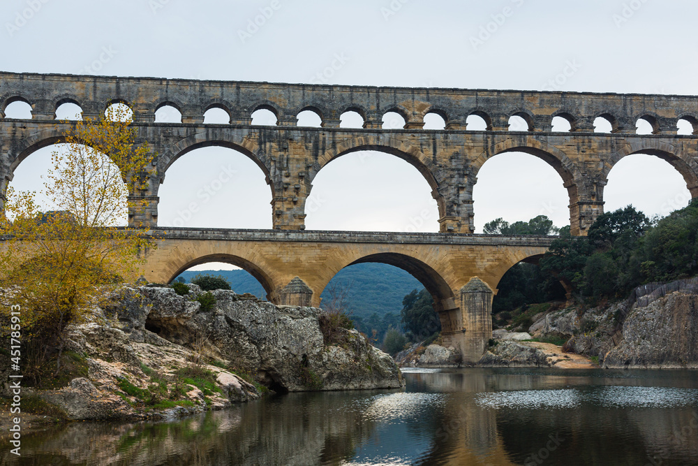 Fototapeta premium フランス ガルドン川に架かる水道橋、ポン・デュ・ガール