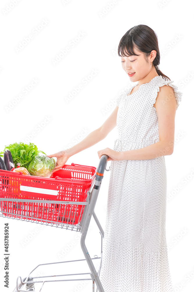 買い物をする若い主婦 買い物をする若い主婦