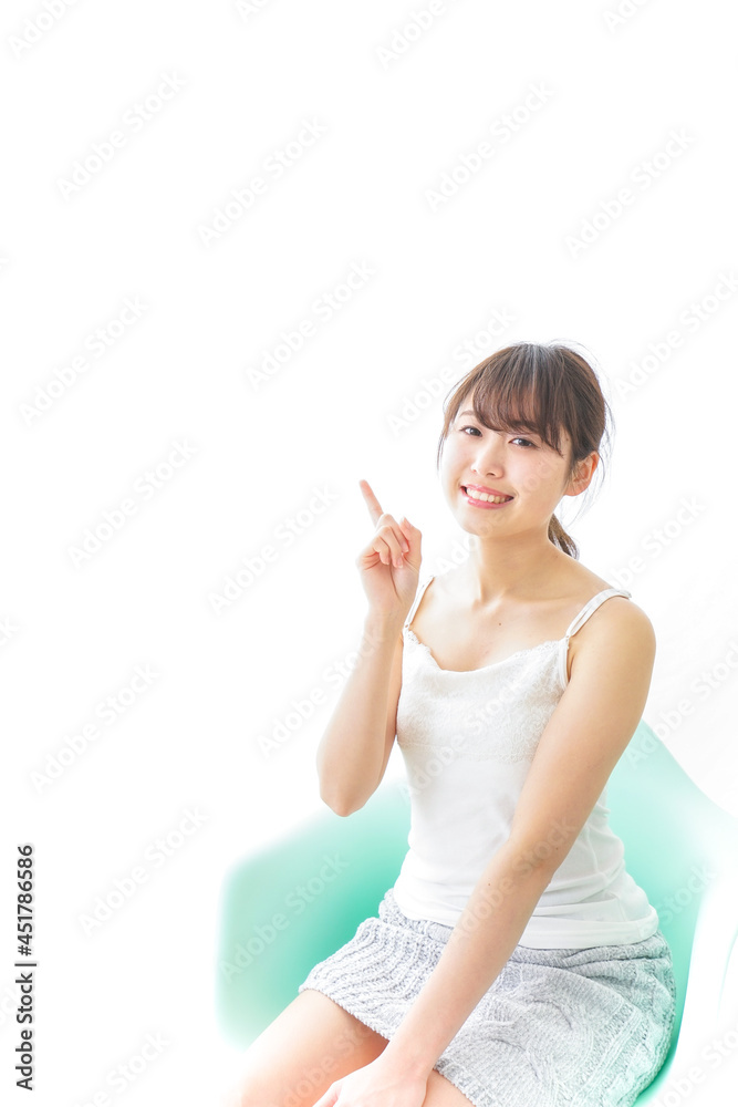 ポイントを指差す若い女性