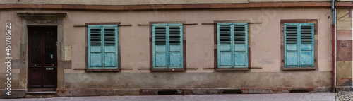 フランス ストラスブールの石畳の路地と民家の窓