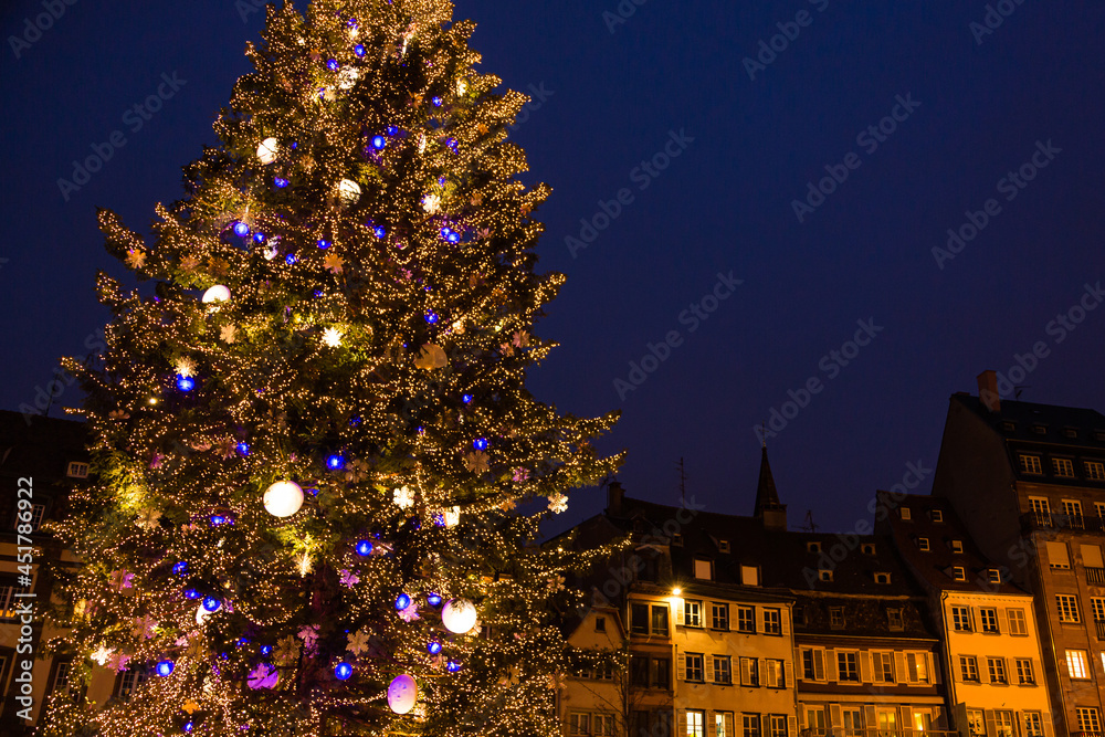 フランス　ストラスブールのクリスマス時期のイルミネーションが輝く街並み