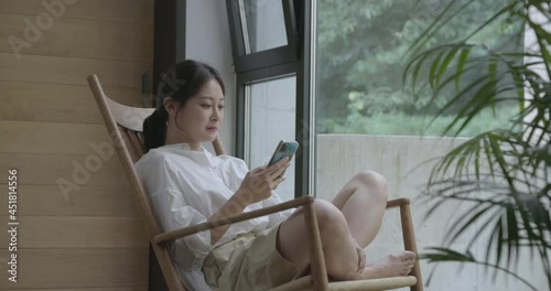 흔들의자에서 쉬고있는 여자