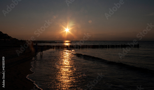 Obraz na płótnie Sunset on the beach w salonie
