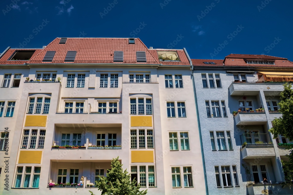 berlin, deutschland - sanierte altbauten in charlottenburg