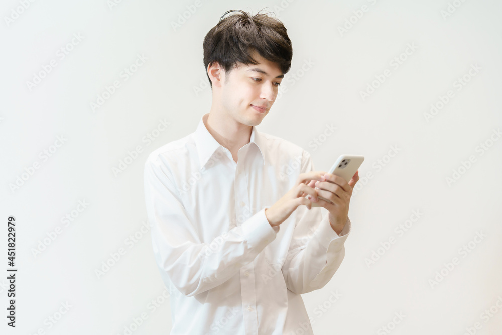 スマートフォンを操作する男性 スマートフォンを操作する男性
