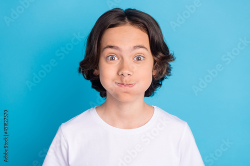 Foto Photo of funky foolish schoolboy inflate cheeks hold breath wear white t-shirt i