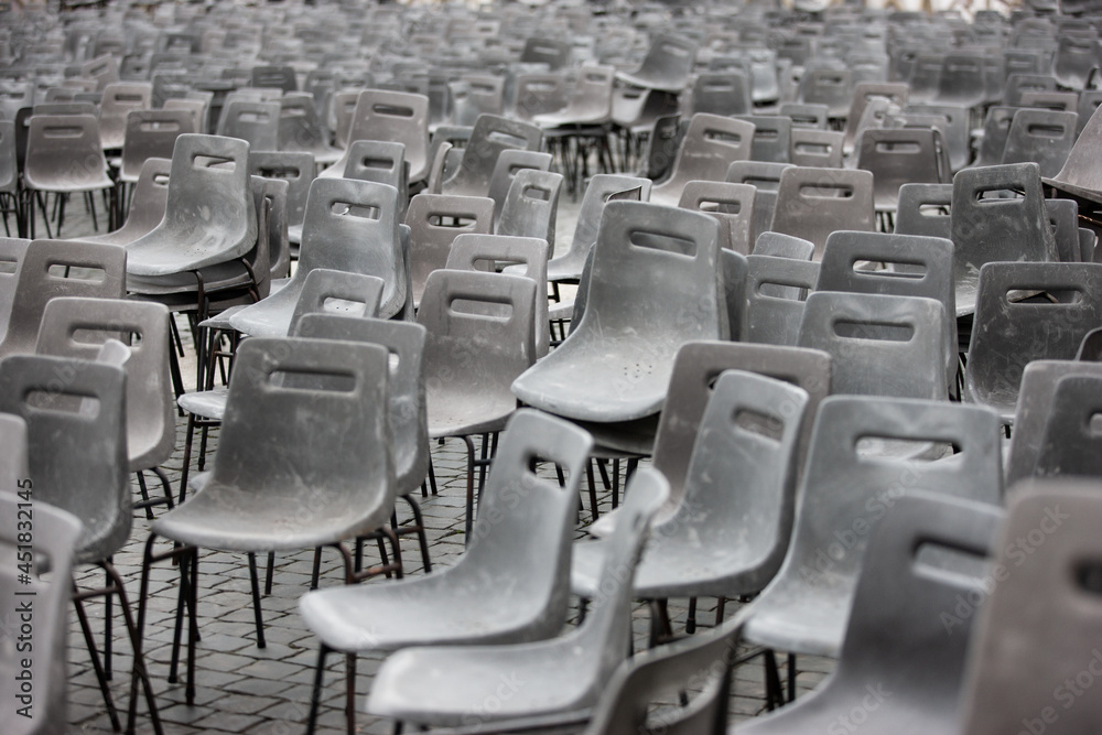 Naklejka premium Rows of seats or chairs. Empty chairs after the performance