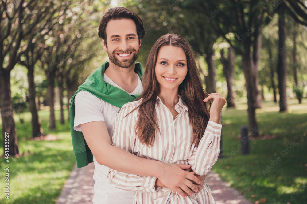 Photo portrait couple spending time in park playful mood holding hands smiling happy embracing each other Photo portrait couple spending time in park playful mood holding hands smiling happy embracing each other