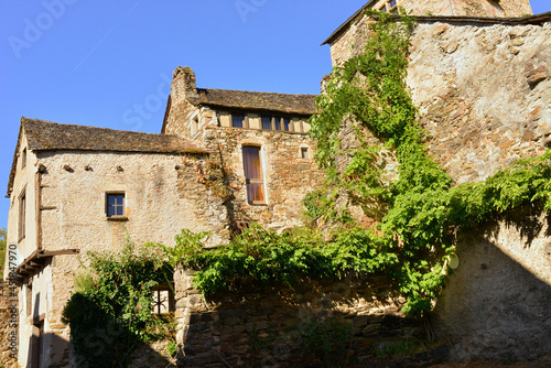Les vieilles maisons médiévales végétalisées de Najac (12270) sous le ciel bleu, département de l'Aveyron en région Occitanie, France