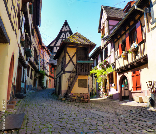 Calles típicas de los pueblos en la Alsacia. Localidad de Equisheim, Francia. © mvera