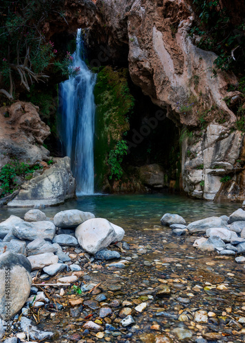 Cascada escondida en el paraje de Barranco Blanco, provincia de Málaga, España.