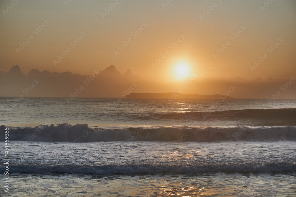 sol al amanecer en el mar