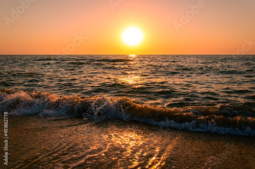 Obraz na płótnie Sunrise over the sea. Beautiful seascape in morning sunlight. w salonie