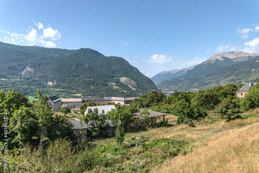Paysage de montagne sur les sommets du massif du Queyras dans les Alpes du Sud depuis le village de Mont Dauphin fortifié par Vauban