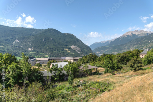 Paysage de montagne sur les sommets du massif du Queyras dans les Alpes du Sud depuis le village de Mont Dauphin fortifi   par Vauban