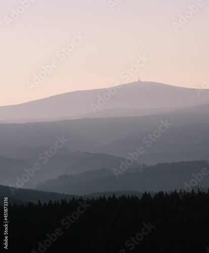 Sonnenaufgang hinter dem Brocken