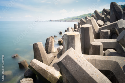 Foto Concrete breakwater stones/structures known as dolosse, designed to dissipate th
