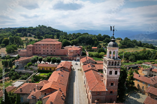 Fotografía Aerial view of the town of Saluzzo, one of the best preserved medieval villages