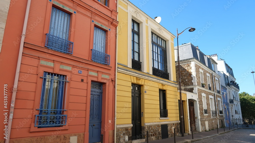 Façades de maisons colorées, rouge et jaune, dans la pittoresque rue des Artistes à Paris (France)