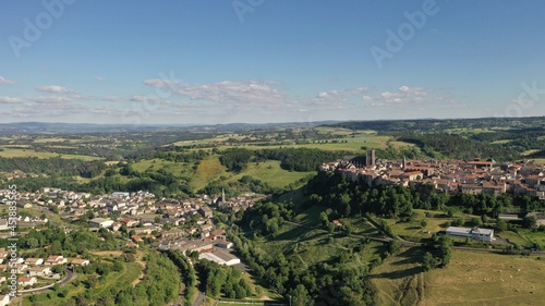 Survol de Saint-Flour dans le Cantal