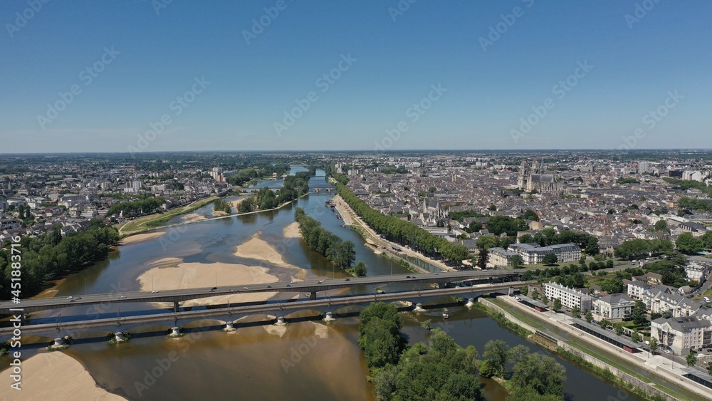 Obraz premium survol d'Orléans et des bords de Loire